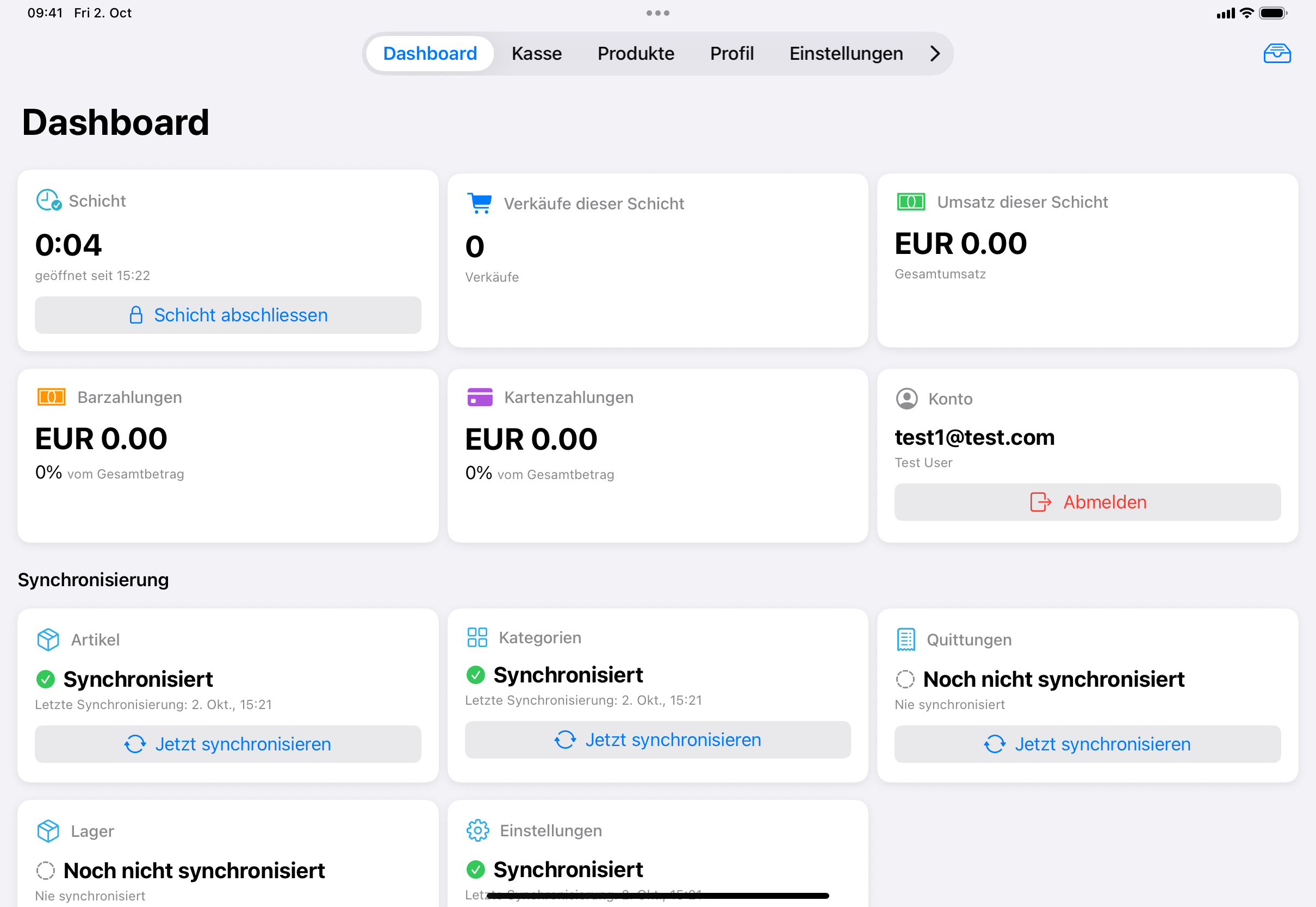 Das POS-Dashboard mit offener Schicht: die Kachel Schicht mit Laufzeit und der Schaltfläche Schicht abschliessen, Verkäufe dieser Schicht, Umsatz dieser Schicht, Barzahlungen, Kartenzahlungen, Konto und darunter die Synchronisierungskacheln.