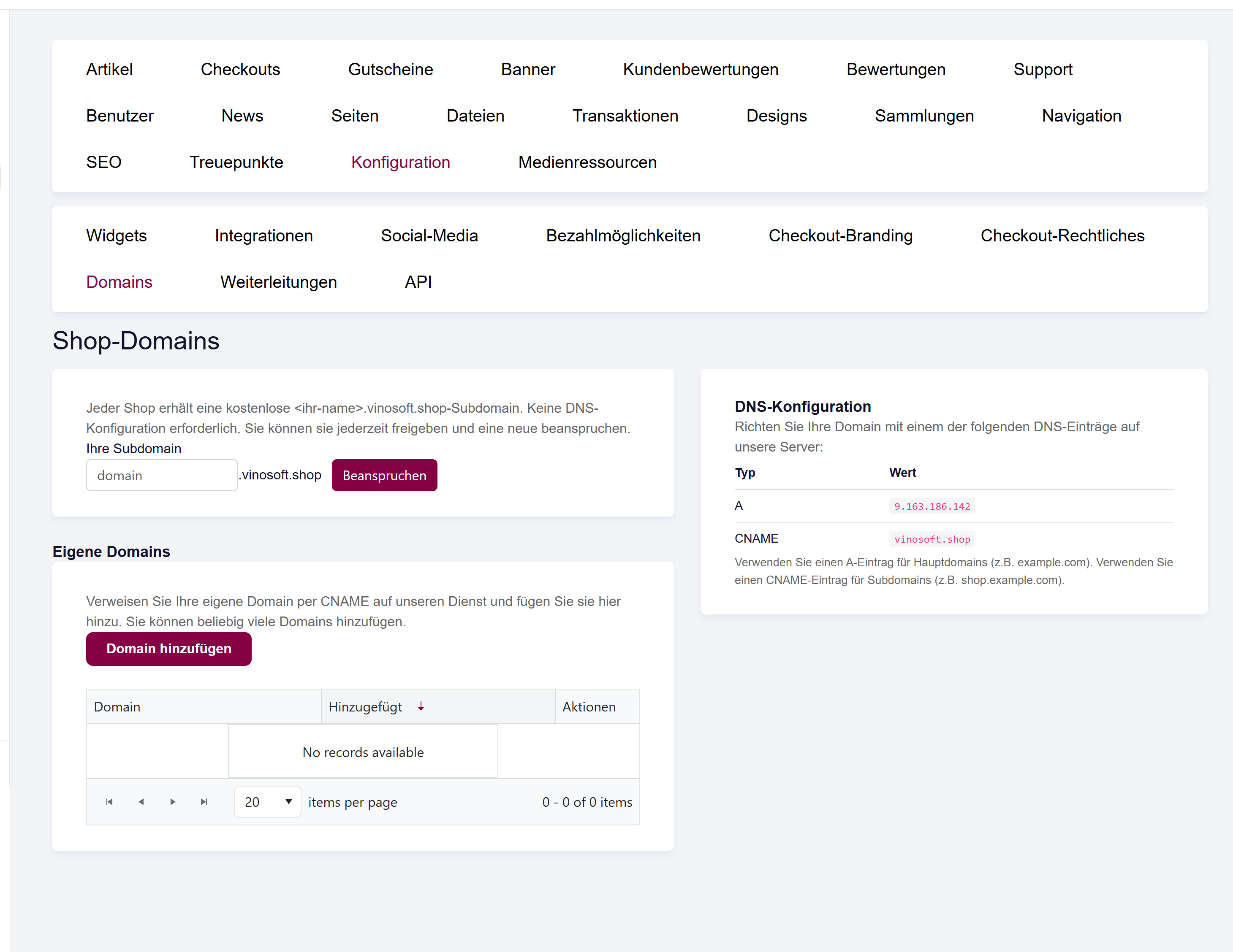 Der Bildschirm Domains: der Bereich für die kostenlose Subdomain links, die Liste der eigenen Domains darunter und die DNS-Konfigurationstabelle rechts.