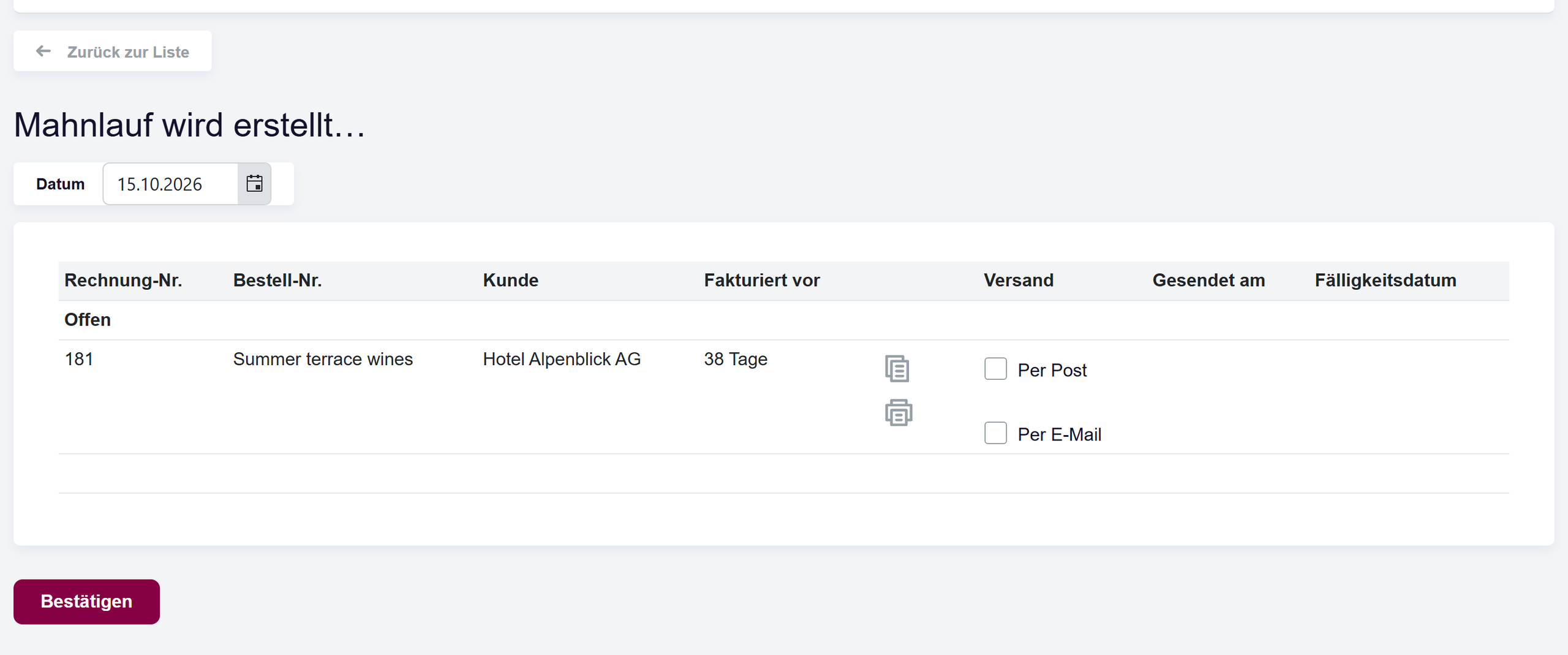Die Seite Mahnlauf mit dem Datum und den überfälligen Rechnungen, gruppiert nach ihrer aktuellen Mahnstufe, jede mit den Kästchen Per Post und Per E-Mail.